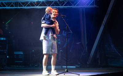 Olívia i Oriol de Ramon a l'escenari del Parc Catalunya, durant el Festival Observa del 2023 | Roger Benet